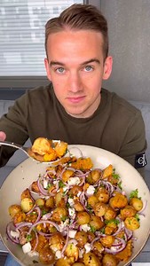 Rostad potatis- och majssallad med sting! 😍 Tänk dig som en grillad majskolv blandat med krispig potatis och massa annat gott. Helt enkelt det ultimata tillbehöret till sommarens alla grillkvällar. Den här är så galet god och ett måste att testa! 🔥 Klicka på SPARA och sväng ihop den här, lova!! 💛 900g delikatesspotatis 2 färdigkokta majskolvar 1 strimlad rödlök 1 dl finhackad persilja 1 smulad fetaost Olivolja Flingsalt Chiliflakes Sätt ugnen på 200 grader varmluft. Dela potatisen i halvor, s