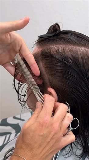 forest davis • outer banks barber on Instagram: "LISTEN UP….Diagonal cutting lines aren’t being done because they look cool on Instagram. Although it’s extremely satisfying to watch…hear the intention behind it. Every precision cutter you see using them is doing it on purpose. A diagonal back section helps: • control weight distribution • build a moderate amount of weight (this can be heavier or lighter based on degree of elevation) • create a more square shape as the head begins to round above 
