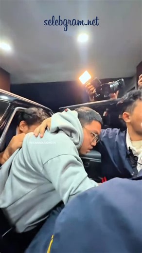 selebgramnet on Instagram: "Polda Jabar menangkap YouTuber Adimas Firdaus atau yang lebih dikenal dengan nama Resbob. Resbob diamankan terkait konten yang diduga mengandung ujaran kebencian di media sosial. Kabid Humas Polda Jawa Barat Kombes Hendra Rochmawan mengatakan Resbob diamankan oleh aparat kepolisian di Jatim. “Pelaku ujaran kebencian atas nama Resbob sudah diamankan di Jawa Timur,” kata Hendra di Bandung, Senin (15/12). #viralreels #resbob #viralvideos"