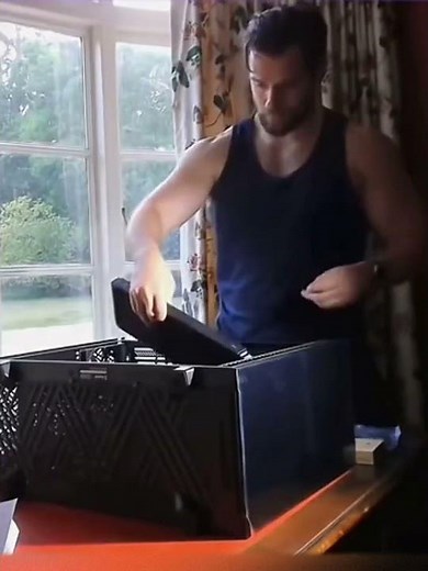Henry Cavill building a gaming PC 💪