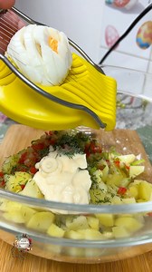 Salata rapida de vara cu oua si cartofi. Reteta oua fierte maioneza zeama de lamaie sare piper gogosari murati castraveti murati cartofi fierti paine toast marar | Ella Cooking