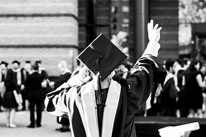 Politicul pune presiune pe libertatea academică din România, atrage atenția un raport realizat pentru Parlamentul European, ce dă drept exemplu problema mandatelor rectorilor, cea a protejării plagiatorilor și subfinanțarea cercetării