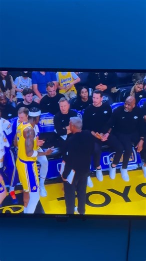Lakers: JJ w a quick TO to coach Vando, he and Vando go at it during commercial break