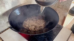 Fried cicadas are a nutritious delicacy in Menglian Dai Lahu and Wa Autonomous County, Pu'er City, Yunnan Province. At the same time, it is also a reflection of local culture and lifestyle, carrying the local people's awe of nature and pursuit of delicious food. One cicada, after being baptized by hot oil, became golden and crispy. When you take a bite, it makes a "crunch" sound. The crispiness on the outside and the tenderness on the inside form a wonderful contrast in taste. The unique fragran