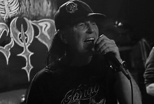 Watch Original AC/DC Singer DAVE EVANS Perform 'Highway To Hell' In California