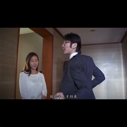 丈夫加班到早上才回家，妻子溫柔的在門口迎接丈夫 - A husband works overtime until morning, and his wife gently welcomes him h