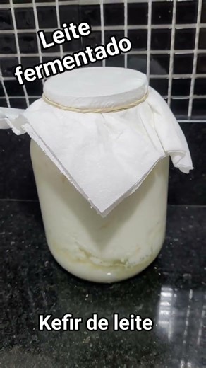 Leite fermentado com grãos de kefir
