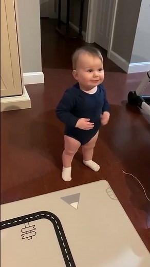 Baby has adorable 'conversation' with dad