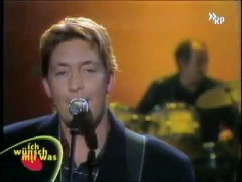 Chris Rea - Driving Home For Christmas (Official Music Video)