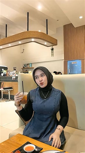 Inspirasi OOTD Berhijab( ◜‿◝ )♡ on Instagram: "Inspirasi ootd simple buat hangout bareng bestie😍Link outfit di bio no 126P🛒 Yang mau linknya dikirim lewat DM bisa komen “mau” ya🥰 Buat yang gasuka ribet nyari link produknya bisa join telegram ya link join ada di sorotan🥰 How to order? klik link yang ada di bio @hijaboutfitsidn, lalu klik produk yang kalian pengen sesuai nomornya (nanti otomatis ke shopee) Follow @hijaboutfitsid untuk update inspirasi hijab outfit remaja kekinian lainnya cr:ti