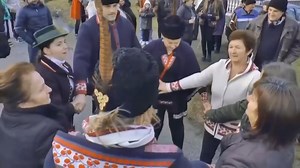 SAMO VESELO! 🤗 Arhivskom video snimkom iz naše Đakovštine, najavljujemo pokladno jahanje u Piškorevcima, koje se održava u sklopu najvećeg karnevala istočne Hrvatske. 🎭 Sve informacije i kompletan program ovogodišnjih 32. Đakovačkih bušara, donosimo na linku: https://shorturl.at/SqeGP Video arhiva: M.C. ĐAKOVO LIVE | ĐAKOVO LIVE