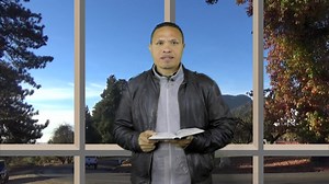 En aquel tiempo, Jesús dijo a las multitudes y a sus discípulos: "En la cátedra de Moisés se han sentado los escribas y fariseos. Hagan, pues, todo lo que les digan, pero no imiten sus obras, porque dicen una cosa y hacen otra. Hacen fardos muy pesados y difíciles de llevar y los echan sobre las espaldas de los hombres, pero ellos ni con el dedo los quieren mover. Todo lo hacen para que los vea la gente. Ensanchan las filacterias y las franjas del manto; les agrada ocupar los primeros lugares en