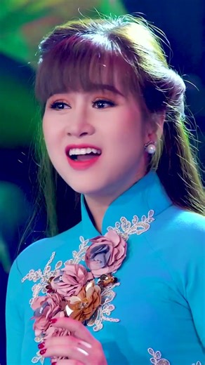 Sông nước quê em sáng lớn trưa ròng, cây lúa trên đồng mát rượi đầy bông