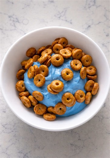 my quick and easy high protein breakfast 😋🧡 what you’ll need: wild honey protein cereal by @olysnacks greek yogurt by @homemadecheeseco blue spirulina by @sprouted_seeds honey Follow @bysquibb for more recipes ❤️ #breakfast #breakfastideas #cereal #healthydiet #protein