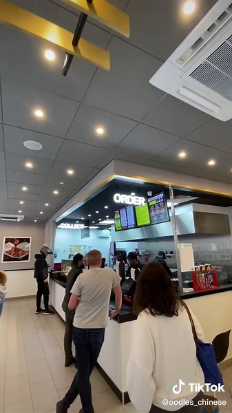 Visit oodles to know for yourself ✔️ #customerservice #dinein #oodles #indochinesefood #halal #diningexperience #livefood #openplankitchendiner