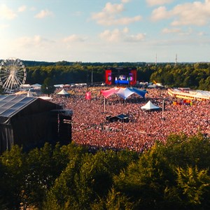 24K views · 64 reactions |  Tinderbox 2024 aftermovie  Savner du også solen, festen, sommeren? Du er ikke alene - varm dig på det her skønne tilbageblik på årets festival 凉 Lige nu kan du sikre dig din partoutbillet til #TB25 for kun 2.195,- 欄 Slå til, inden den 4. november kl. 23.59. Billetten bliver ikke billigere end lige nu! ️  tinderbox.dk/billetter | Tinderbox | Facebook