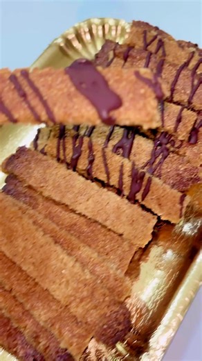 Susy Parlato on Instagram: "Ingredienti • 200 g farina di nocciole (o nocciole intere da frullare) • 50 g eritritolo a velo (oppure 30 g di miele o sciroppo d’agave) • 30 g olio di cocco o olio d’oliva leggerissimo • 1 uovo piccolo • Succo di mezza arancia piccola • Vaniglia e scorza d’arancia facoltative Un cucchiaino di lievito ⸻ Procedimento 1. In una ciotola, unisci tutti gli ingredienti. 2. Mescola bene fino a ottenere un panetto morbido. 3. Su due fogli di carta forno, stendi l’impasto con