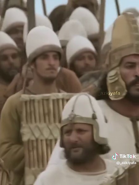 [Ilustrasi] Ketika matahari baru terbit di masa khalifah Abu Bakar ash-Shiddiq, panji Islam mulai berkibar menuju negeri-negeri jauh. Dari Madinah, beliau mengutus sang Pedang Allah, Khalid bin Walid, untuk menaklukkan tanah Irak — bukan demi harta, tetapi demi menegakkan kalimat Tauhid. Pasukan Islam melangkah dengan keyakinan, namun di medan Irak, kekuatan Persia berdiri kokoh seperti tembok besi. Khalid mengirim surat kepada Abu Bakar, meminta bala bantuan. Dan sang khalifah menjawab dengan k