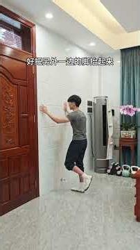 站姿腿弯举，动作重点在于支撑腿要撑稳