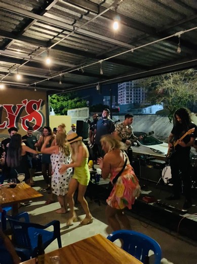 Este sábado en Kelly's Gasoline Alley la noche se prende con The Stones Band en vivo de 9 PM a 1 AM. Disfruta lo mejor del rock, cheve fría y un ambiente que no falla. ¡Te esperamos! 🍻🎶 | Kelly's Gasoline Alley