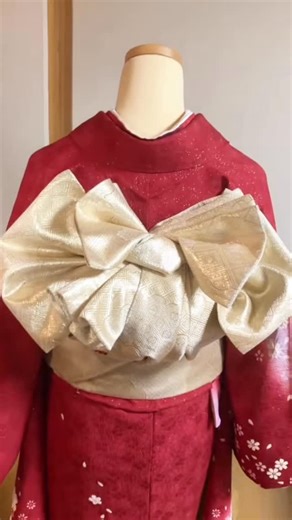 rumi/長野市/着付け/美容室/ヘアセット/着物/ on Instagram‎: "今年の人気の帯の傾向が分かるかもしれません！ ご覧いただきありがとうございます！ 今日は振袖を着付けてみました 👘 帯結びを動画にしました 。 浴衣・着物の最新トレンドをシェア中！ 気に入ったらぜひ保存して後でご覧ください！ ご友人とも是非シェアして一緒に楽しんでみてください #着物#振袖#kimono#成人式#obi 着付けjapan振袖帯結び @lime.rumi ⸻ Japanese kimono style for women 👘 renting kimono japan / obi kimono / yukata kimono / japan videos Thank you for watching! I dressed in a furisode! Tried tying the obi! Dress-up with kimono, obi & hakama Sharing yukata & kimono styling trends! Save it for later if yo