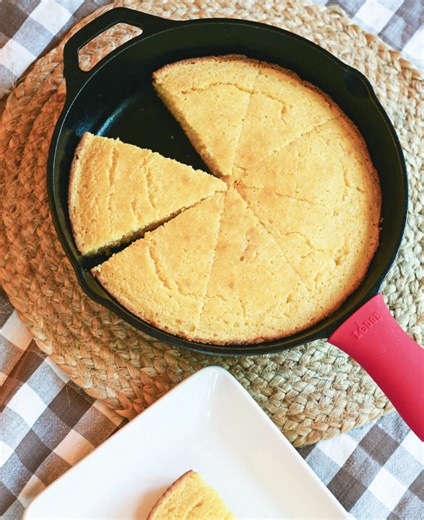 Moist and tender corn bread cooked right up in a cast iron skillet. I mean, can it get any more southern?! This recipe is a fav! And will go perfect with your peas tomorrow! Recipe on my b!og now! #cornbread #castiron @lodgecastiron