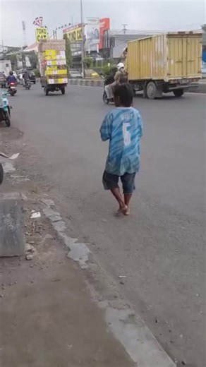 Topan si penunggu lampu merah