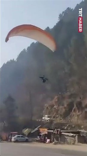 Hindistan'da iniş sırasında dengesini kaybeden bir yamaç paraşütçüsü otoyola düştü