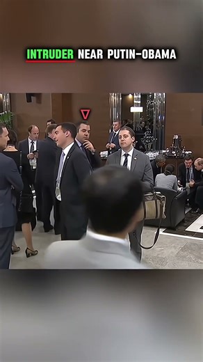 👆Unknown man attempts to approach Putin during Obama meeting. 😳