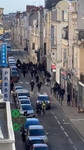 💥 De nouvelles images filmées par un témoin montrent des violences entre supporters ultras cet après-midi, secteur rue Bressigny à #Angers, à l’approche de la rencontre Angers SCO-Toulouse FC au stade Raymond-Kopa. 😮 Plusieurs riverains se disent choqués par la scène et ne comprennent pas qu’un match de football puisse générer autant de crispations et de violences. 🤳 Vidéo témoin #Football #AngersSCO #Sport #Sécurité | Angers Info