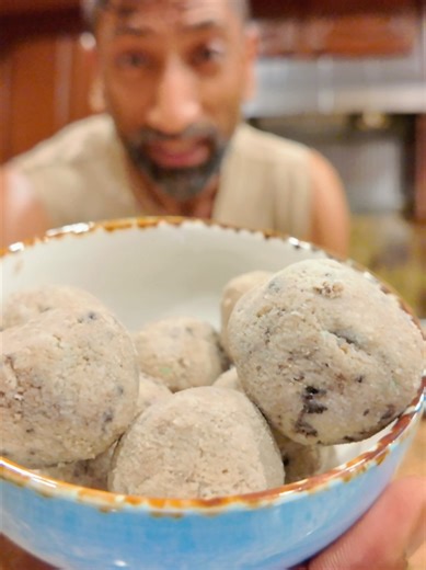 Easy No-Bake Oreo Protein Balls 🍪 Yes… you can eat Oreos and still lose fat 😮‍🔥 These low-cal Oreo protein balls are: ✔️ High protein ✔️ Low calorie ✔️ No-bake ✔️ Perfect for fat loss cravings The key isn’t cutting desserts — it’s making them fit your goals 💯 #WeightLossDesserts #LowCalDessert #HighProteinSnack #ProteinBalls #FatLossFriendly
