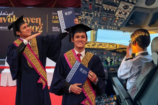 Penerima Anugerah Naib Canselor & Pelajar Terbaik (Program) UiTM kini juruterbang MAS! Contoh anak muda luar biasa