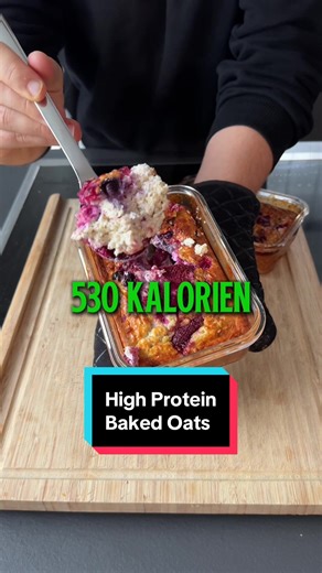 Schnelle High Protein BAKED OATS für dein Muskelaufbau & die Diät 🥣🔥 Speicher dir das Rezept direkt ab, damit du es später nicht ewig suchen musst 💾 Proteinreich ✅ Ballaststoffreich ✅ Gesunde Vitamine ✅ Absoluter Satmmacher ✅ 🔷Zutaten (Pro Form): - 65g Haferflocken - 7g Chiasamen - 75ml Eiklar (oder Ei geht auch 🙂) - 150g Skyr - 80ml Mandelmilch - Prise Salz - 100g TK Beerenmix - 30g Designer Whey (Cinnamon Cereal 🥇)* bei @ESN - Elite Sports Nutrition könnt ihr mit Code: Fitrob jetzt bis z