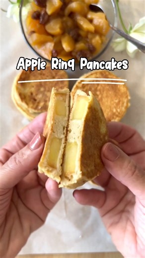 Start your day with these apple and oatmeal pancakes, a nourishing yet comforting option packed with fiber and natural sweetness. Soft apple slices wrapped in a warm oat pancake make them perfect for a wholesome breakfast or snack. 💛 Ingredients: 1 egg 1/2 cup (115 g) applesauce 1/4 cup sour cream or yogurt 1 cup (90 g) oat flour (or rolled oats blended into flour) 1 tsp. baking powder 1/2 tsp. vanilla extract 2 large apples (about 240 g) Lemon (for rubbing on apple slices) Instructions: -Blend