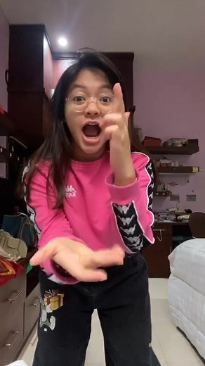 keluarGABUT is back yall emg pd narsis aja kyknya kalo buat joget2 anyway bapaknya ceritanya udh ganti dr peci ke bucket hat sm abis cukuran wkwk