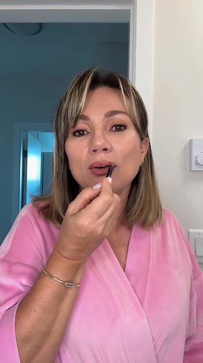 Hoy les quiero mostrar cómo maquillo mis labios 👄 No utilizo labial, solo un lápiz delineador y un poco de vaselina o bálsamo de labios… ¡sencillo, natural y con efecto glowy! ✨ A veces menos es más, y un toque sutil puede hacer toda la diferencia. #BellezaReal #LabiosNaturales #TipsDeBelleza #MujerConEstilo #GlowEffect | Gloria Gonzalez Unique