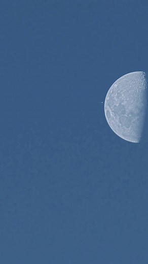 A space rock traveling from the depths of space crashed into the Moon a rare but powerful cosmic event! 🌕💥 Because the Moon has no atmosphere, there’s no air resistance to slow these rocks down, allowing them to hit the surface at full speed, creating bright flashes and new craters. Every crater you see on the Moon’s surface tells the story of billions of years of such impacts. It’s a reminder of how active and mysterious our solar system truly is. 🌌 #space #SpaceX #NASA #fblifestyle | Moon W