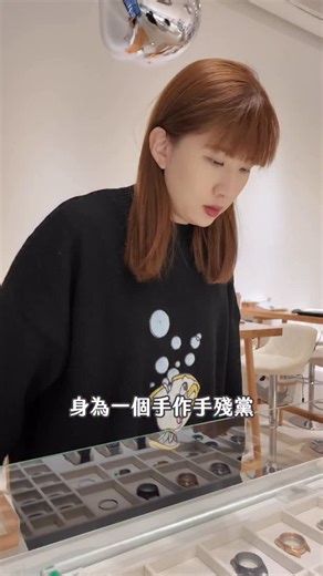 #Watchmakefactory 台北WatchMake Factory手作機械錶⌚️✨ 這次的聖誕驚喜計畫!!! 就是來 @watchmake.tw 做手錶（天呀😍 真的是緊張又期待的心情 一來是本來就很想買手錶給男友 一來是自己的手藝很拙 結果沒想到 連我這種新手小白也可以完成 而且成品非常喜歡🥹🥹🥹 店家是使用日本Seiko的機芯 從尺寸款式、裱盤、錶殼、錶帶 再到機芯、指針、金屬浮雕 全都可以由自己搭配顏色跟樣式 光這步驟就可以挑一個小時了🤣 還有附贈金屬浮雕！圖案很豐富 迪士尼、寶可夢、蠟筆小新、星座⋯ （我選了一隻豬豬🐷😆） 全程有影片教學 工作人員協助引導 非常自在放鬆的體驗過程 想來製作的話記得都要先預約 充滿溫度又浪漫的行程 快@另一半一起來做客製化手錶 分類🔍 #9an玩台北 . @watchmake.tw 【WatchMake Factory】 ⏰ 13:00-20:00 ☎️ 0978-914-392 👣 臺北市大同區承德路二段109巷6號 🚇 捷運雙連站一號出口 步行約3分鐘 #手作禮物 #手作手錶 #生日禮物 #情侶禮物 #客製化手錶 