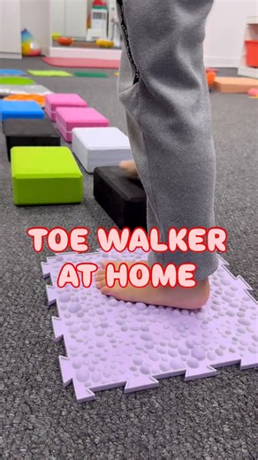 Why does a child walk on their toes? The most common causes: • 🔸 sensory integration difficulties (especially tactile hypersensitivity or sensory-seeking behaviour) • 🔸 increased muscle tone or shortening of the Achilles tendon • 🔸 poor core stability and reduced postural control • 🔸 an established/ingrained movement pattern • 🔸 neurodevelopmental conditions (e.g. ASD – requires differential assessment) • 🔸 less commonly: neurological or orthopaedic conditions ⚠️ Why shouldn’t this be igno
