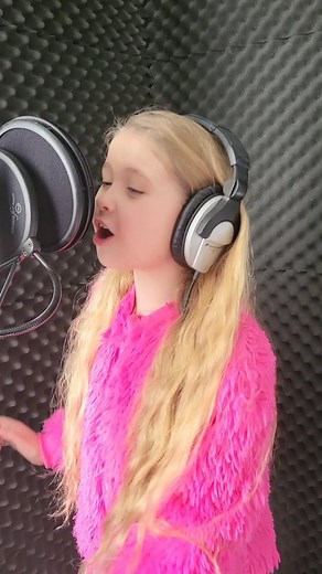 Adélka Hesová ❤ on Instagram: "Nahrávám pro vás novou písničku 🩷🎤🎶 Co na ni říkáte? Těšíte se na další videoklip? 😃✌️ Já jo 🤣🩷 @mirka_hesova @zdenekhrubyofficial #nova #pisnicka #newsong #comingsoon #vehvezdach #uzbrzy #tesimse #nahravani #studio #music #loveit #foryou #provas"