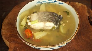 Voici la délicieuse soupe aigre-douce cambodgienne au poisson : elle est à la fois fruitée, citronnée et boisée. Elle est très consommée en Asie du sud-est. https://youtu.be/I5ERYKov3zI | Cooking with Morgane