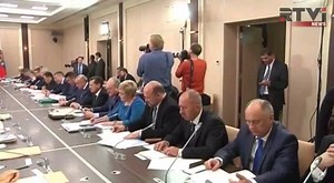 Пресс-секретарь российского президента дважды за уходящую неделю рассказывал о том, что Запад готовит "заказуху против Путина, его семьи и ближайшего окружения". Все это направлено на дестабилизацию внутри России и является попыткой повлиять на парламентские и президентские выборы, - сказал Песков. Аналитики называют происходящее превентивным ударом. Заявления Кремля в интервью RTVi прокомментировали люди с диаметрально противоположными взглядами: журналист Дмитрий Быков и политолог Дмитрий Жура