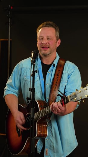 Do you remember when Johnathan Len performed his song "Huggin' and Kissin'" live for us on #TheSPIEL??? 🎤🎶🎸 Well... in case you missed it, here's a lil throwback to that amazing performance! 🔥 Go to www.spielon.com to catch Johnathan Len's performance, AND his hilarious interview w/ Wyatt 😂🎸 • • • #ThrowbackThursday #liveperformance #MidwestTalent #johnathanlen | The Spiel