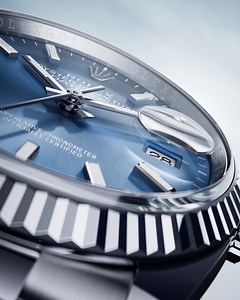 At a single glance. The Cyclops lens on the @Rolex Datejust 36 exemplifies Rolex’s focus on comfort. Anti-reflective and scratch-resistant, its magnifying effect creates visual clarity and enables the wearer to read the date at a glance. #Rolex #Datejust #OfficialRolexRetailer #DAFC | DAFC