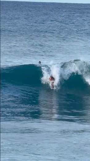 Chris riding it all the way in. Slow and steady all the way. #bodysurfing #surf #ocean #hawaii