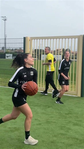 Fallo laterale 🗣️🏀 #comowomen #football #calciofemminileitaliano #fccomowomen