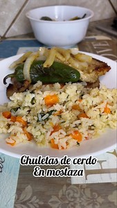 AnaCer Cervantes on Instagram: "El condimento para el arroz fue ajo en polvo, knorr pollo, pimienta molida y sal. #asinomas"