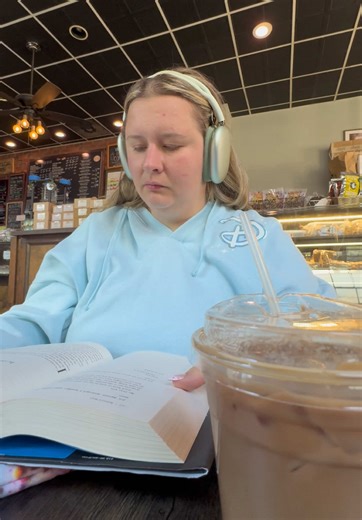 my favorite way to spend a day off :) #coffeeshop #readingvlog #currentlyreading #packmybag #bookish
