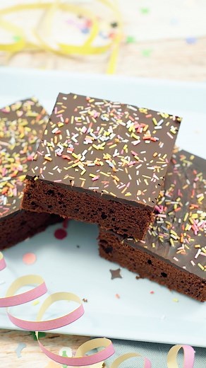 Schokokuchen vom Blech📌 Rezept zum Speichern Dieser Schokokuchen vom Blech ist dank Buttermilch im Teig so mega fluffig und saftig. Der einfache Kuchen kann in praktische Quadrate geschnitten und dann direkt vernascht werden! ZUTATEN 330 g Zartbitterkuvertüre 100 g Backkakao 250 g Butter 6 Eier (Gr. M) 300 g Zucker 1 Pck. Vanillezucker 250 g Weizenmehl (Type 405) 1 TL Natron 1 TL Backpulver 300 ml Buttermilch 50 ml neutrales Pflanzenöl (z. B. Rapsöl) 2 Pck. Kakao - Kuchenglasur (ca. 200 g pro P