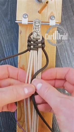 All you need is 3 meters of brown paracord, 1.29 meters of beige paracord, and a bit of skill. Let’s get started! | Diy Concept